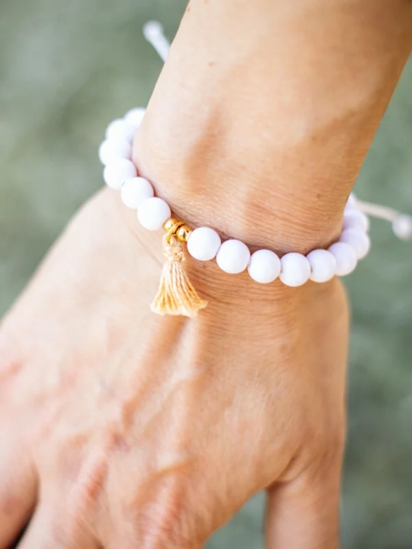 Pulseira “Equilíbrio de Branco” – Contas foscas, semibrilhantes e borla dourada