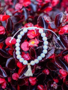 Pulseira “Equilíbrio de Branco” – Contas foscas, semibrilhantes e borla dourada - Image 2