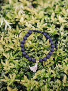 Pulseira “Equilíbrio de Preto” – Contas foscas, semibrilhantes e borla dourada - Image 2