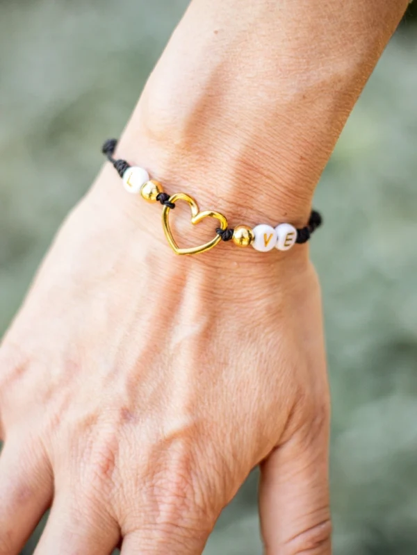 Pulseira “LOVE” – Cordão preto e coração dourado