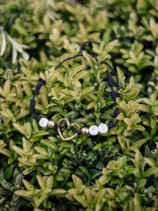 Pulseira “LOVE” – Cordão preto e coração dourado - Image 2