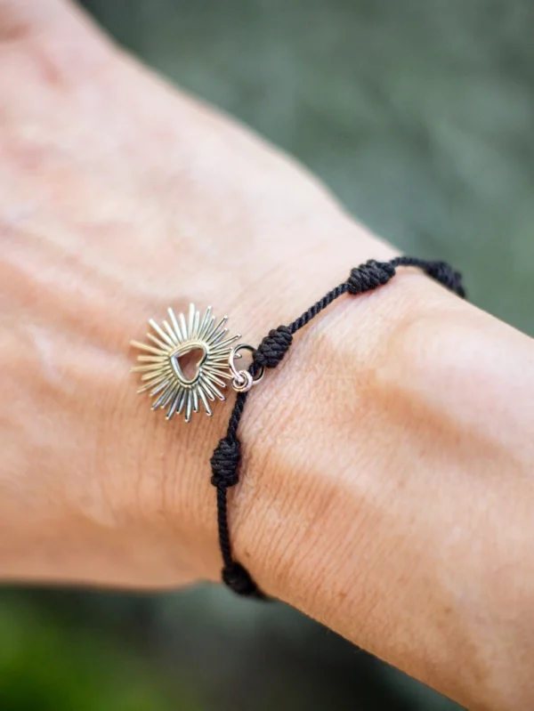 Pulseira “Rayon” – Cordão preto e medalhão de sol em prata