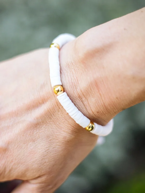 Pulseira “Areia branco” – Contas planas e detalhes dourados