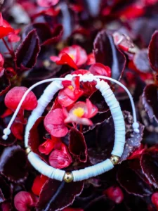 Pulseira “Areia branco” – Contas planas e detalhes dourados - Image 2