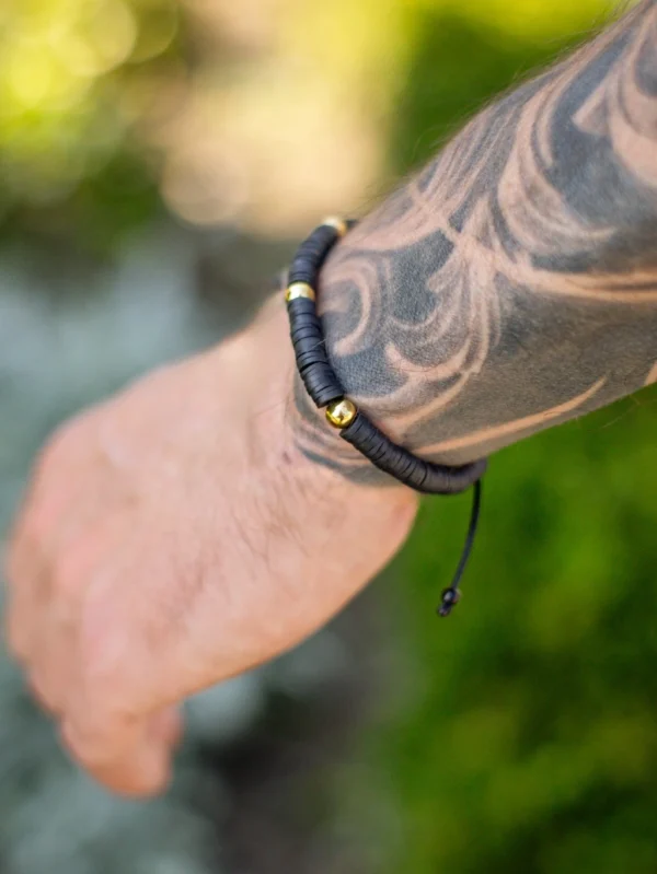 Pulseira “Areia Negra” – Contas planas e detalhes dourados