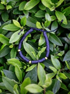 Pulseira “Areia Negra” – Contas planas e detalhes dourados - Image 2